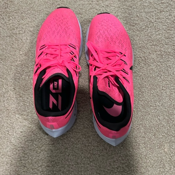 Hot pink nike sneakers - Picture 1 of 5